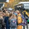 Bei Schulschluss ist an der Haltestelle Sanderring Hochbetrieb. Auch in den Bussen und Straßenbahnen herrscht oft Gedränge.