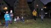 Der "Weininsel- Weihnachtsbaum" mit seinen 1099 Mini- Bocksbeuteln leuchtet (von links): Hannelore Kram, Gerdi Molitor, Bürgermeisterin Sibylle Säger und deren Vertreter Bernhard Fiehl.