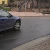 Unkenntnis oder Rücksichtslosigkeit? Kaum ein Autofahrer gewährt beim Einbiegen in die Kirtelstraße den Passanten am Straßenrand Vorrang. Hilmar Wirthmann fordert effektive Maßnahmen zum Schutz vor allem der Schulkinder.