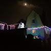 2000 LED-Lichter und Frosti, der Schneemann, leuchten am Weihnachtshäuschen der Familie Gareis mit dem Mond um die Wette. Fotos: Julia Volkamer