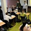 In der Klasse 10a der Gerolzhöfer Realschule werden die neuen iPads ausgepackt und eingerichtet. Verantwortlich dafür sind (vorne) Studienrat Alexander Beck und Konrektor Stefan Greb.