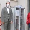  Einen offenen Bücherschrank gibt es jetzt es in Werneck auf dem Balthasar-Neumann-Platz.  Bei der Eröffnung (von links): Initiatorin Sonja Popp,  Bürgermeister Sebastian Hauck und Initatitorin Andrea Aßmann.