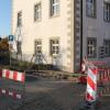 Im Hof der Verwaltungsgemeinschaft werden Stromkabel verlegt für zwei neue Ladestationen für E-Automobile.