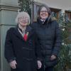 Die Jubilarin Herlinde Strohofer, hier mit Tochter Ruth, feiert ihren 80. Geburtstag und ist heute noch aktiv im Autohof tätig.