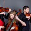 Das Palesotrio aus dem Matthias-Grünewaldgymnasium mit Paula Schlotter und Leonard Strömer (Violine) sowie Philomena Moritz (Violoncelloena) spielt bei der geistlichen Adventsmusik in St. Paul.