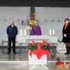 Pfarrer Andreas Bosl wurde feierlich verabschiedet: Im Bild (von links): Julia Gersitz, Valentin Busch (Ministranten), Dieter Härth, Pfarrgemeinderatsvorsitzender, Pfarrer Andreas Bosl, Martina Muth, Zweite Vorsitzende, und Bürgermeister Arno Mager.