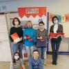 Schülerinnen und Schüler der Schule im Taubertal freuen sich zusammen mit Sabrina Petzelt (links) und Regine Stolzenberger-Hilpert, (rechts) Leiterin der Schule im Taubertal, über das vielfältige Angebot, das das neue Jahresprogramm der Lebenshilfe für 2021 enthält und von dem sie  trotz Corona hoffentlich intensiv Gebrauch machen können.