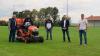 Übergabe des Rasenmähertraktors. Auf dem Foto von links: Gerold Spinner (Spinner Landtechnik), Benedikt Kees und Matthias Lutz (beide Vorstand TuS Großrinderfeld, Bürgermeister Johannes Leibold und Uwe Schultheiß (Vorstand TuS Großrinderfeld).