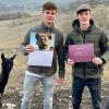 Mit ihren Alpaka- und Bierwanderungen begeistern die Brüder Florian (links) und Marc-André Janz aus Ginolfs viele Teilnehmer. Jetzt verkaufen die beiden einen Rhönmomente-Kalender mit Alpaka-Motiven und spenden alle Einnahmen an einen guten Zweck.