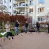 Mit vorweihnachtlicher Musik erfreuten die Mitglieder der Party- und Stimmungsband "Oberspiesheimer" zum Beginn der Adventszeit die Bewohner des Schweinfurter Domicil Seniorenpflegeheims im Innenhof.