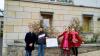Die BDKJ-Regionalvorsitzenden Sönke Menke und Raphael Ehehalt zusammen mit den Klinikclowns Machnix und Pünktchen (von links) vor der Kinderklinik des Missionsärztlichen Instituts Würzburg.