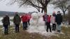Einige Schüler der Grundschule Burgpreppach haben laut einer Pressemitteilung der Schule mit dem ersten Schnee dieses Winters ein putziges Schneemann-Pärchen im Schulgarten gebaut.
