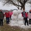 Einige Schüler der Grundschule Burgpreppach haben laut einer Pressemitteilung der Schule mit dem ersten Schnee dieses Winters ein putziges Schneemann-Pärchen im Schulgarten gebaut.