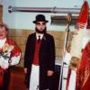 In der Küche vor dem Holzherd mit dem langen Ofenrohr stehen (von links) Zuckermännle (Arnold Braungart), Knecht Ruprecht (Ralf Richter) und Nikolaus (Georg Reitz). Das Bild entstand in den 1990er Jahren.