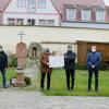 Zur Spendenübergabe trafen sich im Pfarrgarten neben dem Stadtpfarrer Simon Mayer und dem Kaplan Napoleon auch die beteiligten Pfarrgemeinderatsvorsitzenden Manfred Goldkuhle, Matthias Schobert, André Burkard und Erich Kraft.