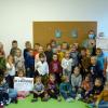 Spende an den Kindergarten St. Michael Schwebenried: Zur symbolischen Scheckübergabe der 1000-Euro-Spende an die Kindergartenleitung Annette Segritz (rechts) kam im Namen der Weißenberger Bedachungen GmbH Ina Herold (Zweite von rechts).
