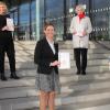 Gleichstellungsbeauftragte Petra Müller-März (von links), Bürgermeisterin Judith Jörg, Historikerin Gisela Kaiser und Sozialreferentin Dr. Hülya Düber stellen die neu aufgelegte Broschüre vor.