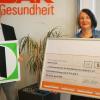 Die DAK-Gesundheit in Würzburg unterstützt die Arbeit des Bundesverbandes für die Rehabilitation der Aphasiker e. V. mit 9000 Euro. Im Bild Dagmar Amslinger, Geschäftsführerin Bundesverband Aphasie, Würzburg, und Michael Freimann, Chef der DAK-Gesundheit, Würzburg.