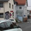 An der Ortsdurchfahrt Frammersbach hängen inzwischen einige, wenn auch kleine  Fahnen gegen die B 26 n. Nach den Berechnungen des Straßenbauamtes hat die Gemeinde durch den Ausbau mit mehr Verkehr zu rechnen.