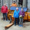 Vom stellvertretenden Bauhofleiter der Gemeinde Grettstadt, Adolf Kutzenberger (Bildmitte vorne, mit seiner Frau Doris), verabschiedeten sich (von links) Bürgermeister Ewald Vögler, Geschäftsführer Jürgen Markert, Personalrat Walter Hartmann und Bauhofleiter Mario Müller.