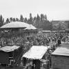 Im Freien gefeiert: Die Menschenmassen strömten zu den ersten Festwochen, wie hier 1949. 