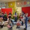 Die Jungen und Mädchen der Grundschule Albertshofen mit den Weihnachtspäckchen, die sie für die Rumänienhilfe Elmar Karl gepackt haben.