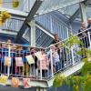 Auf einer der neuen Fluchttreppen: die Klasse 1a der Max-Dauthendey-Grundschule mit (von links) Lehrerin Simone Schleicher, Sven Jungbauer (Fachbereich Schule der Stadt), Bürgermeisterin Judith Jörg, Hans-Berthold Wiegand (Fachbereich Schule) und Rektorin Margit Walch.