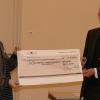 Caritas-Mitarbeiterin Verena Zepter nahm von Erzbischof Ludwig Schick den symbolischen Scheck über 27 500 Euro entgegen.