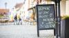 Ein Aufsteller mit der Aufschrift "Humor ist die beste Medizin... und Kuchen" steht vor einer Bäckerei in der Hauptstraße in Haßfurt. Humor brauchen in Zeiten von Corona auch Existenzgründer. Die Stadt hat deshalb für Gründer ein eigenes Förderprogramm aufgelegt.