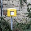 Der Postbriefkasten in Strahlungen hat einen neuen Standort bekommen. Wegen der bald beginnenden Bauarbeiten am Dorfgemeinschaftshaus musste er von dort weichen und steht nun an anderer Stelle am Dorfplatz.