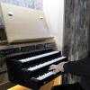 Kirchenmusikdirektor Gregor Frede von der Diözese Würzburg ist begeistert von der neuen dreimanualigen Vleugels-Orgel in der Volkacher Pfarrkirche Sankt Bartholomäus.