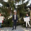 Erster Bürgermeister Manuel Kneuer dankte den Sozialstationen in Gochsheim für ihre Arbeit mit einem Spendenscheck. Im Bild (von links) Christiane Horn, Erster Bürgermeister Manuel Kneuer und Andrea Hering.