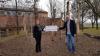 Bei der Spendenübergabe vor der Calisthenics-Anlage: Rektor Michael Hümmer und Heike Schüttenhelm, Prokuristin der Raiffeisenbank Bütthard-Gaukönigshofen.