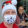 Mitglieder des Männerballett der Faschingsgilde Helau Krakau überbrachte Weihnachtspakete der Gilde an ihre Mitglieder und Freunde.