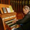 Paul Damjakob an der Versbacher Orgel.
