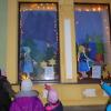 Zauberhaft ist das Märchen Sterntaler im Gelchsheimer Adventsfenster in Szene gesetzt.