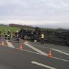 Der Sattelschlepper stürzte bei dem Unfall bei Mönchstockheim auf die Seite.