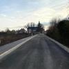 Die Kirchgasse in Unterspiesheim ist nach erfolgreich abgeschlossener Tiefbaumaßnahme nun wieder für den Verkehr freigegeben. Im Rahmen der Erschließungsarbeiten wurden Kanal-, Wasser-, Strom-, Glasfaser- und Nahwärmeleitungen verlegt sowie Fahrbahn und Gehsteig hergestellt.