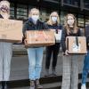 Schulsanitäterinnen und Schülersprecher des Deutschhaus-Gymnasiums bringen Pakete für Bedürftige auf den Weg.