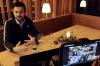Mit einem Videokonferenz-System nimmt Winzer Martin Mößlein Kontakt zu den Teilnehmern der digitalen Weinprobe auf. 