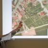 Die Hand von Bürgermeister Heinrich Klein zeigt auf die Siedlungsstraße in Gollachostheim. Rechts ist der Uffenheimer Weg. Das Verbindungsstück zwischen Siedlungsstraße und Uffenheimer Weg wird nun der Siedlungsstraße zugeschlagen. Entsprechend werden die Hausnummern vergeben.