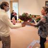 Abtswinds Bürgermeister Jürgen Schulz bedankte sich bei Kindergartenleiterin Traudi Krauß für 32 Jahre im Dienst der Gemeinde und der Kinder. Abtswinds Bürgermeister Jürgen Schulz bedankte sich bei Kindergartenleiterin Traudi Krauß für 32 Jahre im Dienst der Gemeinde und der Kinder.