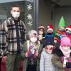 Erstklässler als kleine Wichtel beim Adventskalenderhaus