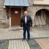 Kriminaldirektor Thomas Gütlein, Leiter der KPI Schweinfurt, überreichte Branko Mogus im Namen des Polizeipräsidiums Unterfranken eine Belobigungsurkunde.