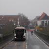 Letzte Reinigungsarbeiten: Die Alte Mainbrücke ist jetzt wieder für den Verkehr freigegeben.