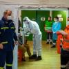 Mit Unterstützung von Feuerwehr und Technischem Hilfswerk hat das Rote Kreuz kurzfristig eine mobile Teststrecke ins Leben gerufen. Der erste Einsatzort war die Scherenberghalle in Gemünden.