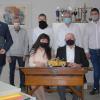 Michael Frank (vorne von links) gratulierte in Namen der unterfränkischen Kfz-Innung Rumyana und Manfred Scheuermann zum 50. Firmenjubiläum, Kurt Treumann von der Industrie- und Handelskammer überreichte eine Ehrenurkunde. Die Mitarbeiter im Hause Scheuermann sind aktuell (hinten von links) Dieter Hertel, Günter Werner, Alexander Jung, Gerhard Enck und Daniel Hertel.