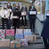 Einige Schüler der Klasse 10a mit ihren Paketen und einem weiteren Teil, der am LSH gepackten Weihnachtspakete; rechts Eva Burkard, Organisatorin der Aktion am LSH.