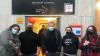 Alexander Funk von funk.it (Bildmitte) überreichte eine Spende an die Würzburger Streetworker und Sozialpädagogen David Josefs (Zweiter von links) und Regine Dietl (Zweite von rechts), umrahmt von zwei Besuchern des "Underground".
