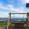 Einfach mal die Seele baumeln lassen und einen phänomenalen Ausblick auf Iphofen und das Fränkische Weinland genießen: Die neue Panoramaschaukel am Conradseck auf dem Schwanberg macht’s möglich.